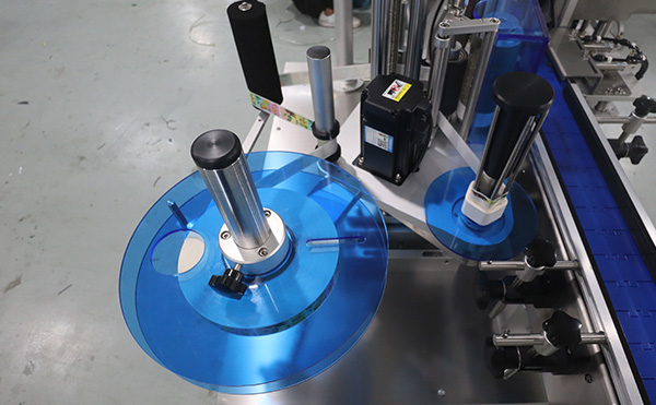 全自動高速貼標(biāo)機(jī),高速貼標(biāo)機(jī)設(shè)備,貼標(biāo)機(jī)廠家,高臻智能