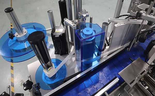 全自動圓瓶搓滾貼標機,全自動搓滾貼標機,全自動不干膠貼標機廠家,廣東高臻智能